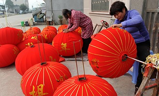 春节临近 东阳喜庆用品红火起来