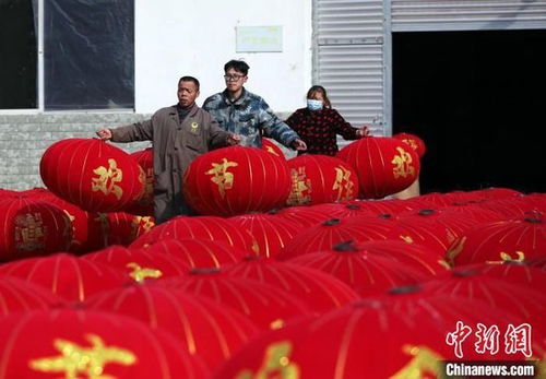 新春见闻 成都 00后 返乡做灯笼 助中国年味扬四海